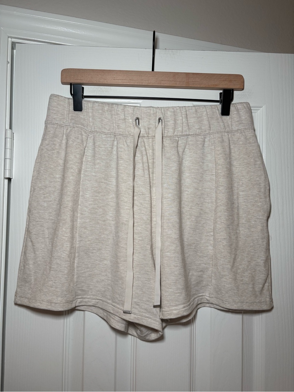 NWT TravisMathew Cloud Terry Rib Shorts Light Heather Cream Size L